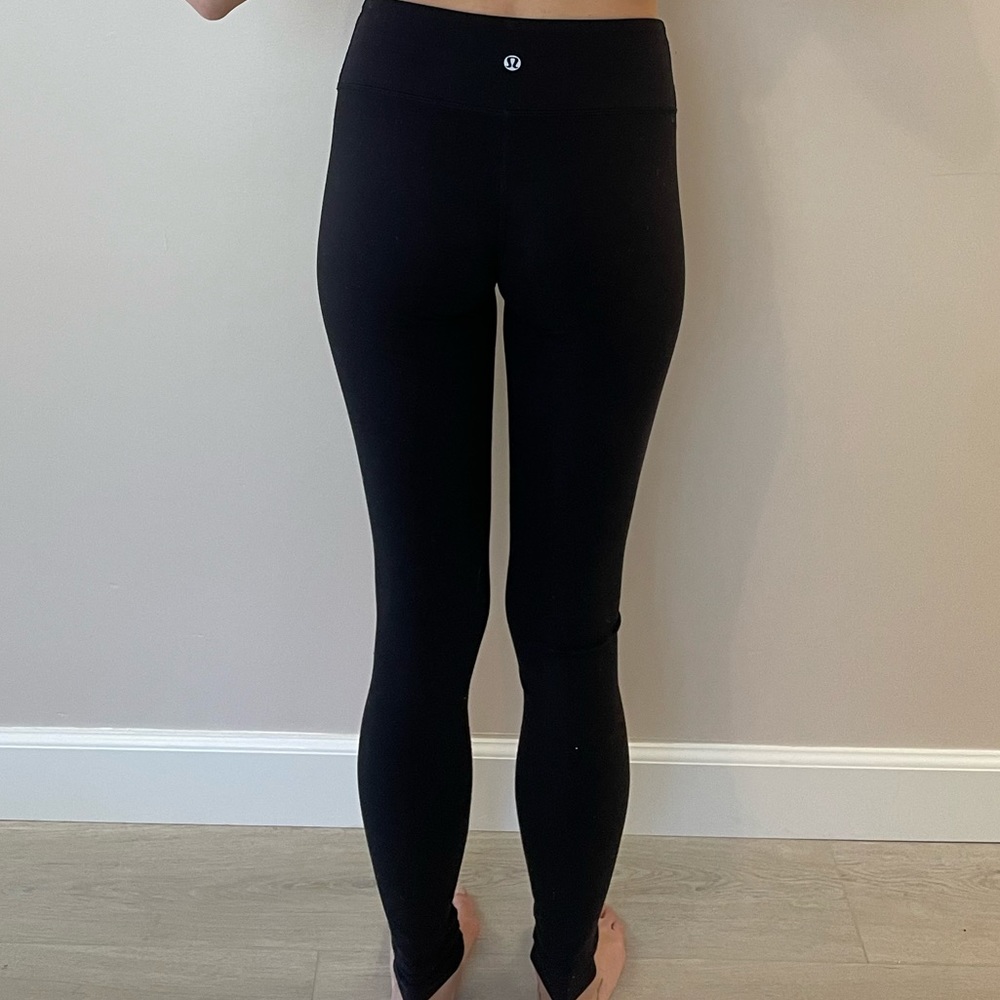 Black Lululemon leggings.